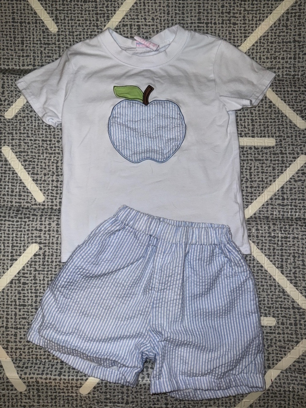 Stitchy Fish Boys 2T Seersucker Apple Outfit Set Blue White Applique Boutique